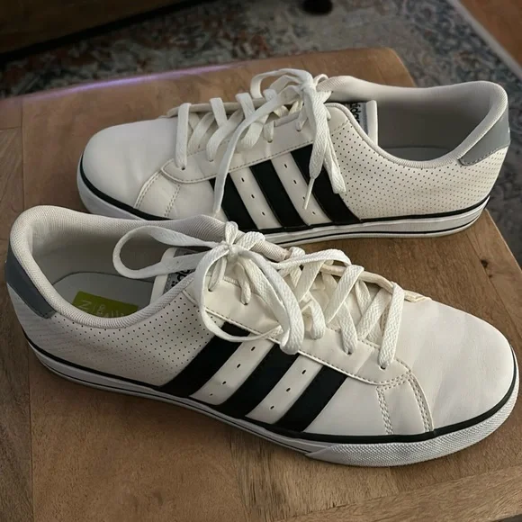 adidas gazelle silver green womens adidas QT RACER 3.0 Shoes